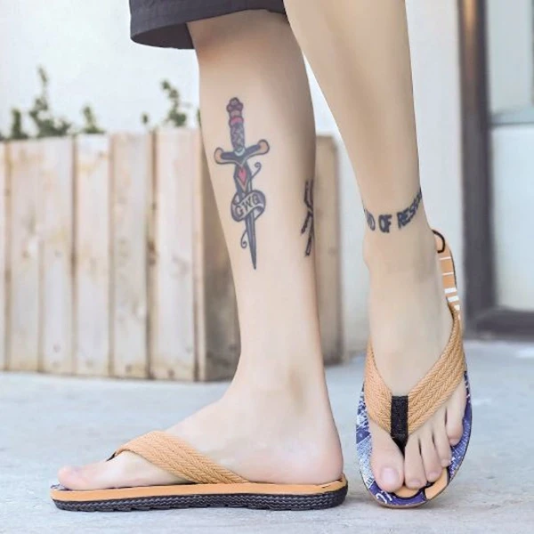 Letter Embossed Anti Slip Beach Wear Flat Design Slippers Men Casual Wear Flip F