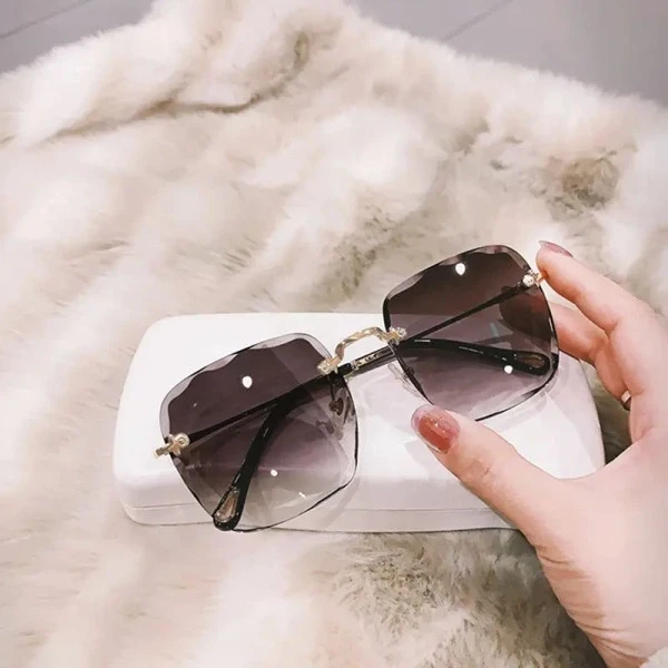 Stylish Metal Frame Square Sunglasses with Gradient Lenses