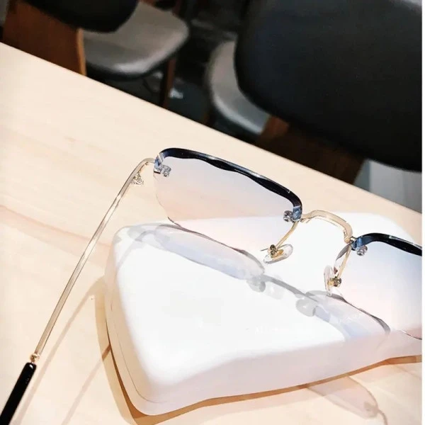 Stylish Metal Frame Square Sunglasses with Gradient Lenses